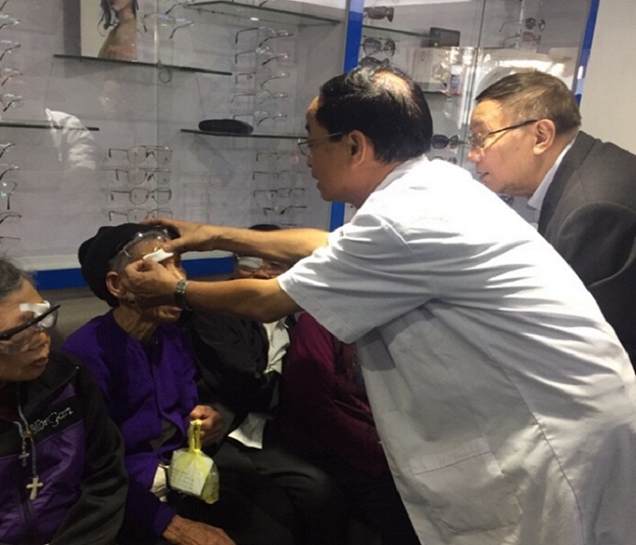 Giám đốc Bệnh viện mắt Việt Nhật đang kiểm tra mắt cho người bệnh
