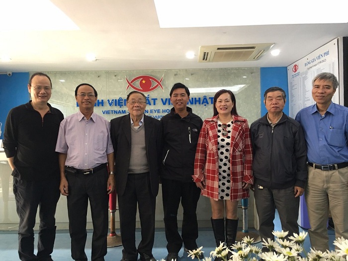 ại diện HGP chụp ảnh cùng Banh lãnh đạo Bệnh viện mắt Việt Nhật và đại diện tổ chức VNHELP