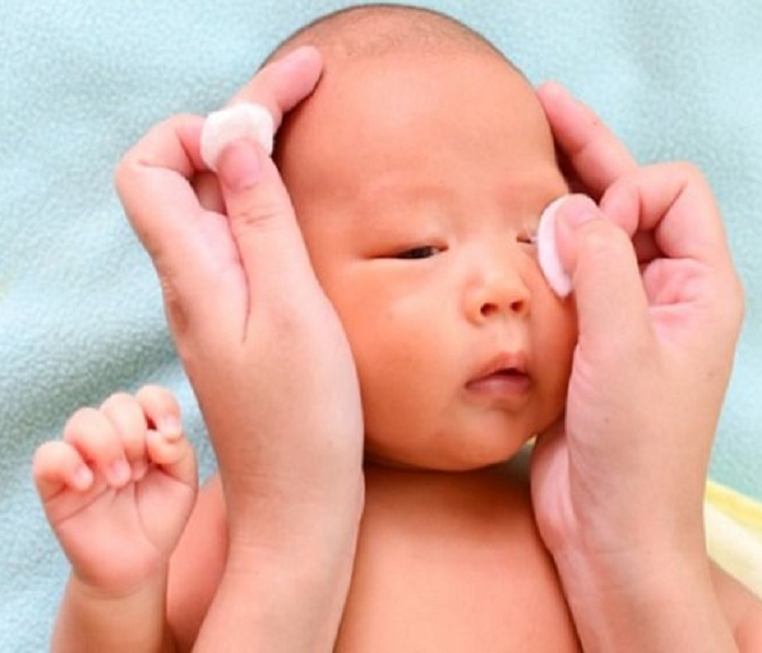 Nhỏ sữa mẹ vào mắt trẻ sơ sinh có thể làm suy giảm thị lực ở trẻ