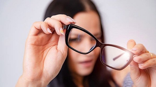 Tình trạng đeo kính cận nhìn vật bị cong thường sẽ xảy ra ở khu vực ngoại vi của kính cận