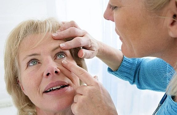 Co giật có thể do tổn thương bất thường xung quanh mắt cần đến bác sĩ kiểm tra