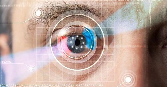Tiến hành kiểm tra mắt khi giãn đồng tử nhằm đánh giá tình trạng võng mạc, phát hiện sớm sự rò rỉ mạch máu hay khối u trong mắt