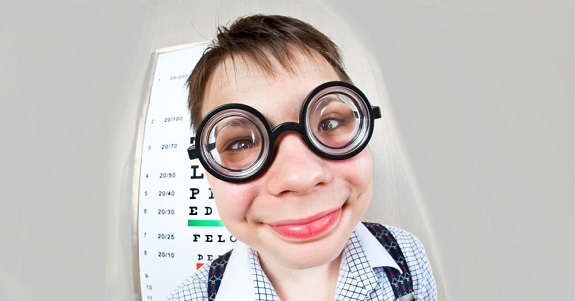 Nên thăm khám tình trạng sức khỏe cụ thể của đôi mắt và bác sĩ sẽ tư vấn cho bạn nên hay không đeo kính để tốt nhất cho người cận
