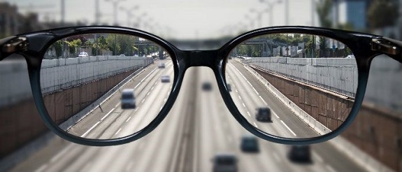 Không đeo kính cận sẽ bị tăng độ cận nhưng phụ thuộc vào việc bạn có biết sử dụng kính đúng cách