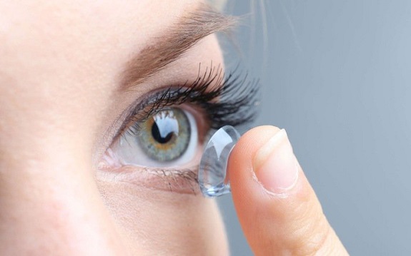 Kính áp tròng là loại kính chuyên dụng giúp khắc phục tật khúc xạ của mắt