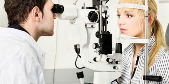 Bạn nên đi khám tại các cơ sở y tế chuyên khoa mắt nếu sau khi xử trí tình trạng mắt đỏ không tiến triển
