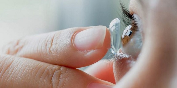 Mới đeo kính áp tròng hoặc dùng loại kính không phù hợp sẽ gây kích ứng, ngứa mắt