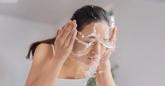 Rửa mặt bằng nước lạnh giúp bạn lấy lại tinh thần, giảm sưng mắt hiệu quả sau khi thức dậy