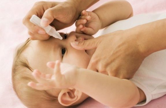 Sử dụng thuốc nhỏ mắt cho trẻ sơ sinh theo đúng hướng dẫn của bác sĩ, không tự ý mua về dùng